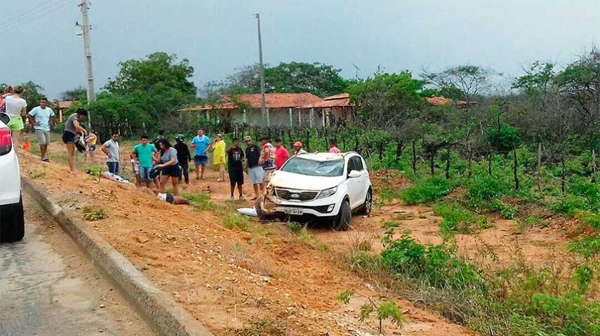 Carro capota na RN-013