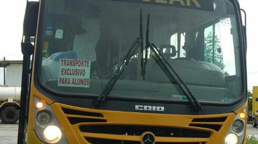 Ônibus escolar transportando religiosos