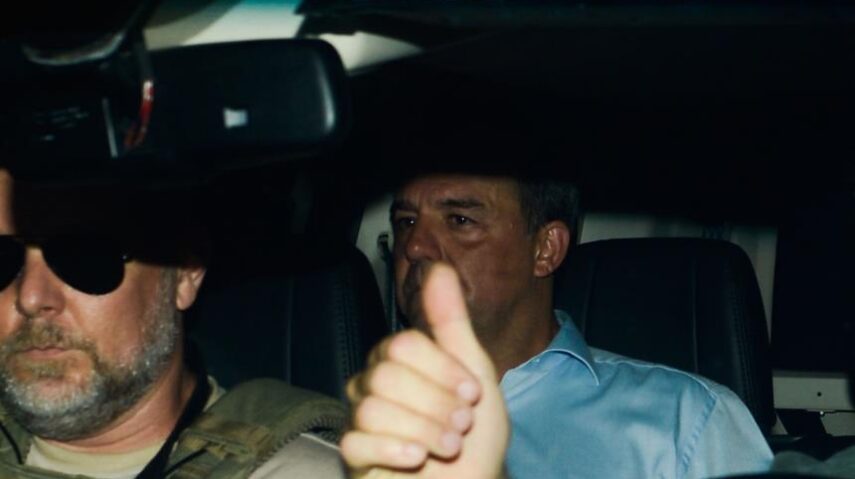 Cabral sendo conduzido pela PF