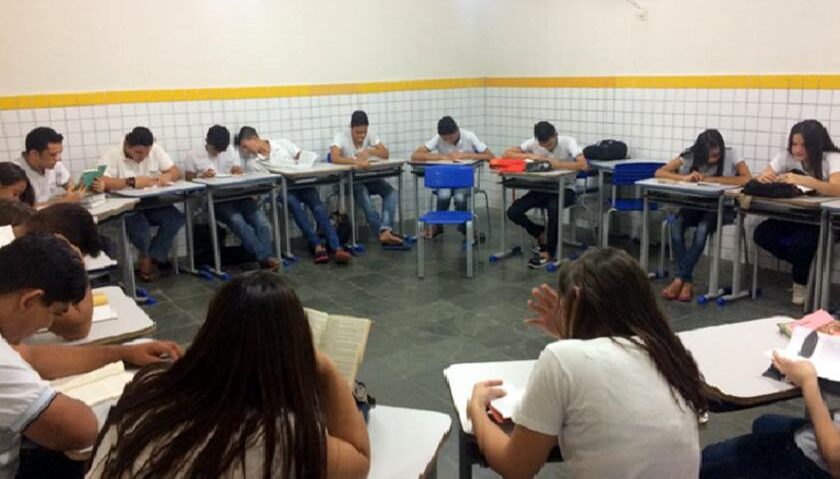 Alunos da Escola Estadual Estudante Ronald Néo Junior em Almino Afonso