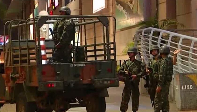 Exercito no Midway Mall