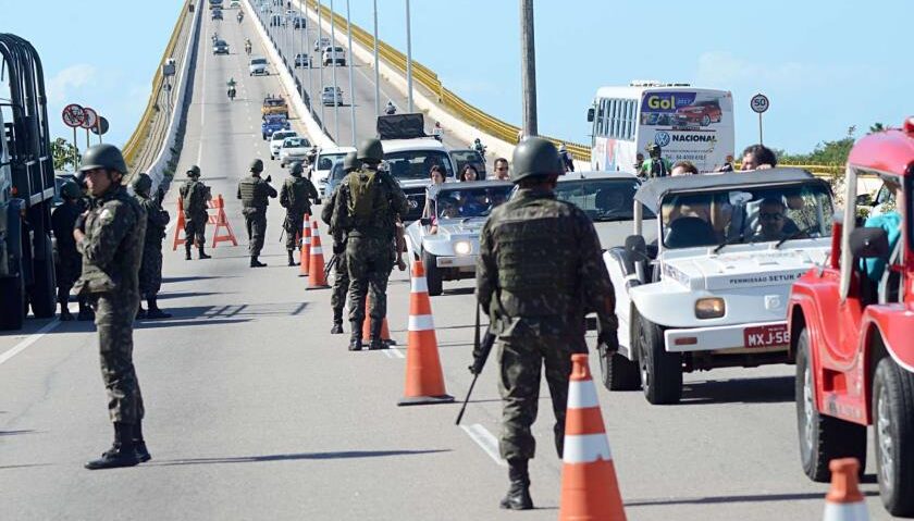 Forças Armadas na ponte Newton Navarro