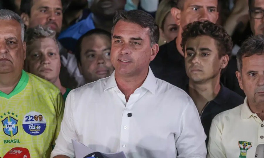 forças de segurança Federal cancela passaportes de Flávio Bolsonaro